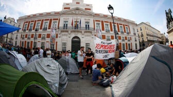 Cientos de personas ocupan con tiendas de campa&ntilde;a la madrile&ntilde;a Puerta del Sol.
