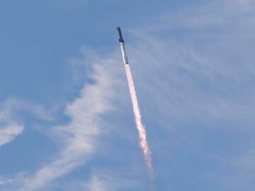 Momento del lanzamiento del 14&ordm; vuelo del cohete Starship de SpaceX