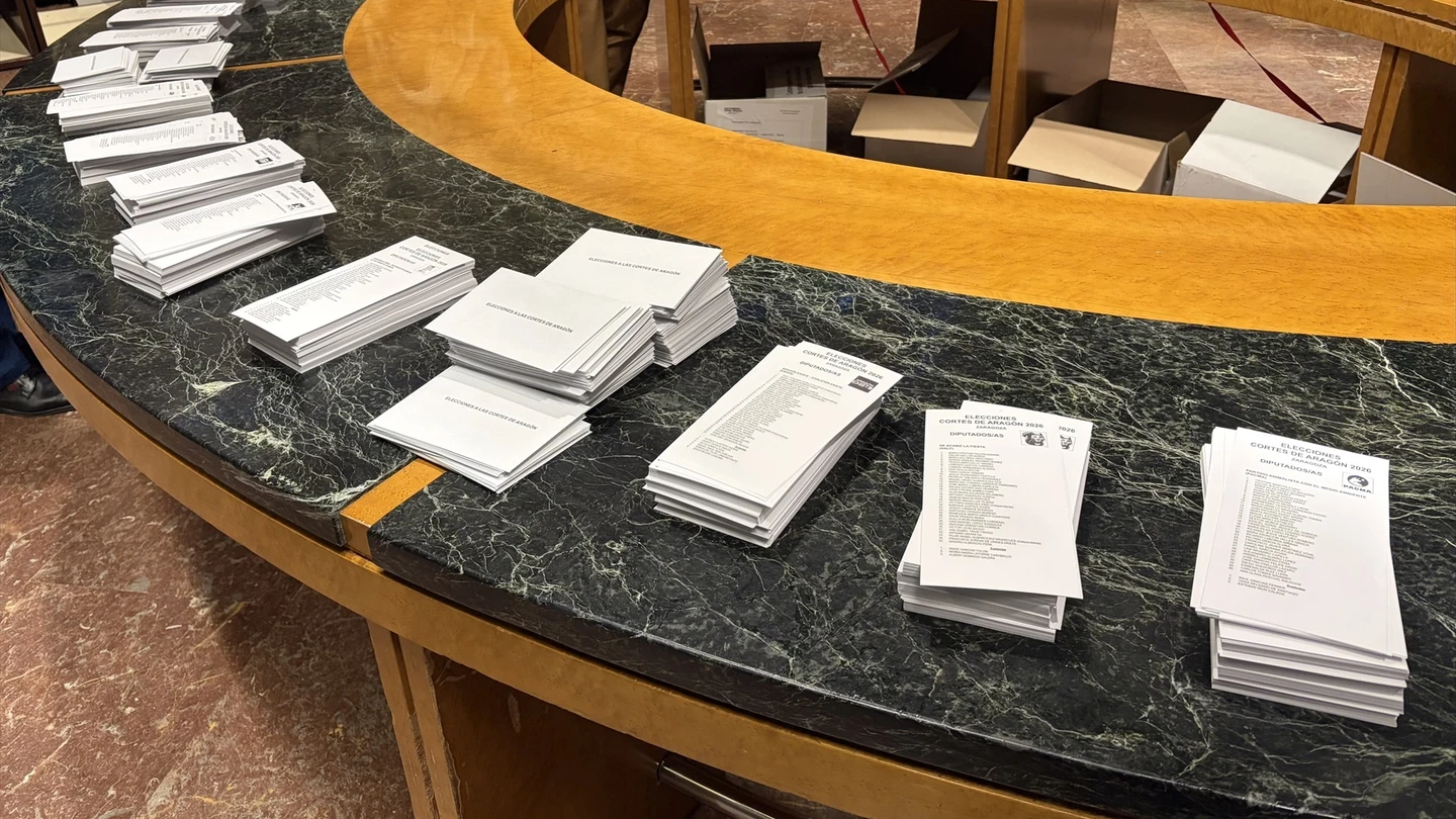 Imagen de archivo de unas papeletas electorales en el Ayuntamiento de Zaragoza Imagen de archivo de unas papeletas electorales en el Ayuntamiento de Zaragoza