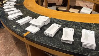 Imagen de archivo de unas papeletas electorales en el Ayuntamiento de Zaragoza