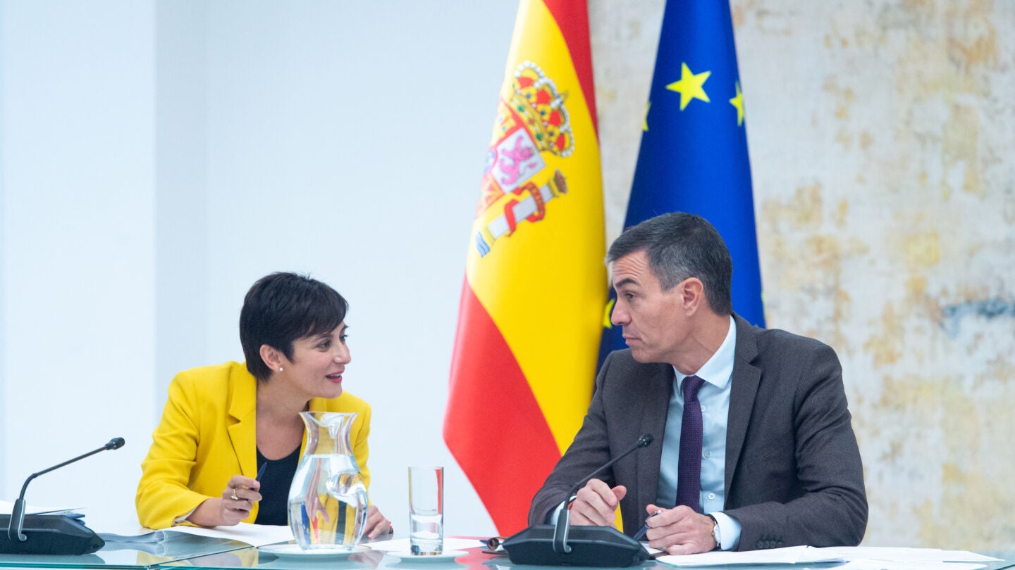 La ministra de Vivienda y Agenda Urbana de Espa&ntilde;a, Isabel Rodr&iacute;guez, y el presidente del Gobierno, Pedro S&aacute;nchez
