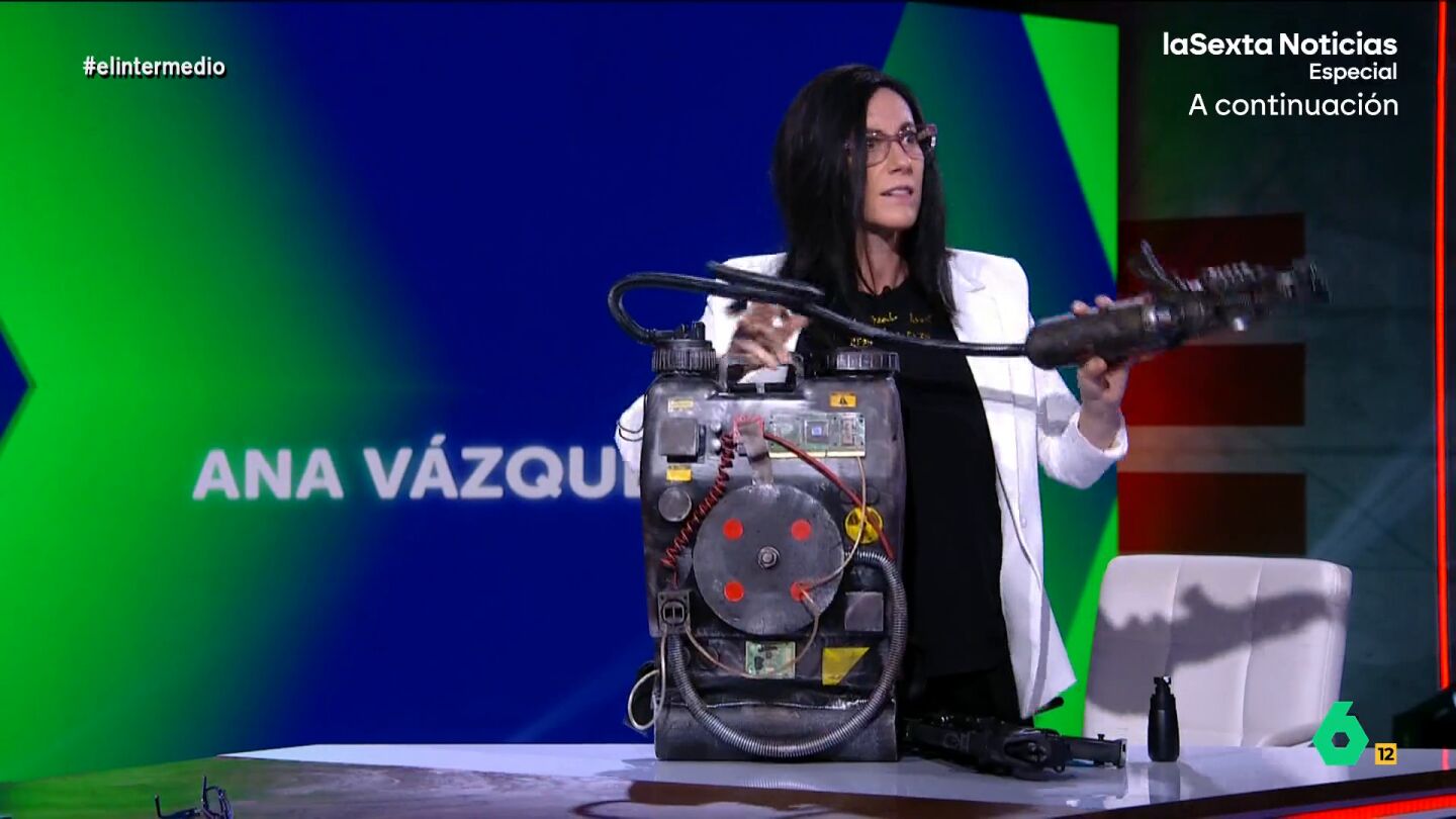 Cristina Gallego se convierte en 'Ana V&aacute;zquez' y analiza en El Intermedio la pol&eacute;mica del bote de gas pimienta en el Congreso, adem&aacute;s de mostrar otros 'no armas' como un subfusil de asalto o un lanzallamas.