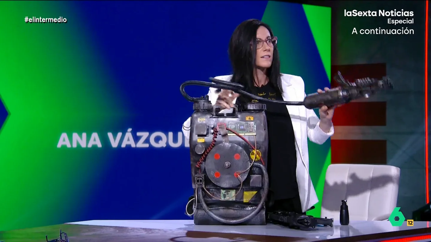 La diputada del PP 'Ana Vázquez' se lleva un lanzallamas a El Intermedio: "No es un arma y tiene solo 30 mililitros de gas" Cristina Gallego se convierte en 'Ana Vázquez' y analiza en El Intermedio la polémica del bote de gas pimienta en el Congreso, además de mostrar otros 'no armas' como un subfusil de asalto o un lanzallamas.