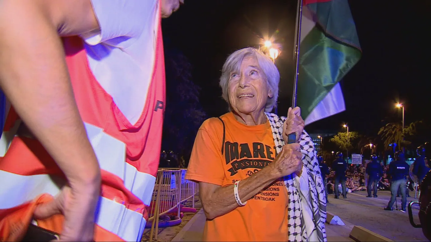 Luisa o la manifestante por la vivienda en Barcelona que a sus 87 años recuerda: "El Gobierno no facilitará la vida si la calle no lo exige" Luisa o la manifestante por la vivienda en Barcelona que a sus 87 años recuerda: "El Gobierno no facilitará la vida si la calle no lo exige"