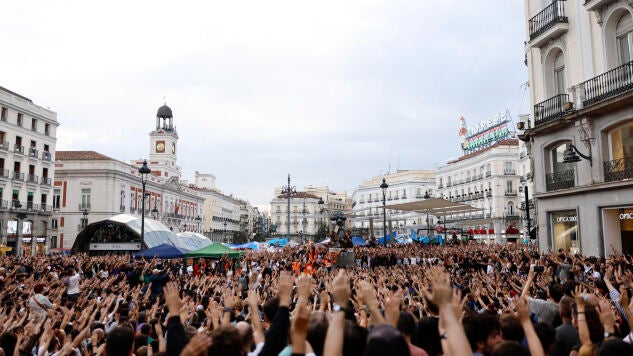Vista de la Puerta del Sol donde unas mil personas llevan acampadas ya tres noches en protesta por la situaci&oacute;n de la vivienda.