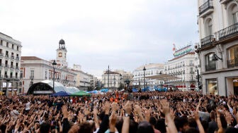 Vista de la Puerta del Sol donde unas mil personas llevan acampadas ya tres noches en protesta por la situaci&oacute;n de la vivienda.