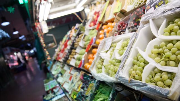 Imagen de archivo de un expositor de una fruter&iacute;a en un mercado.