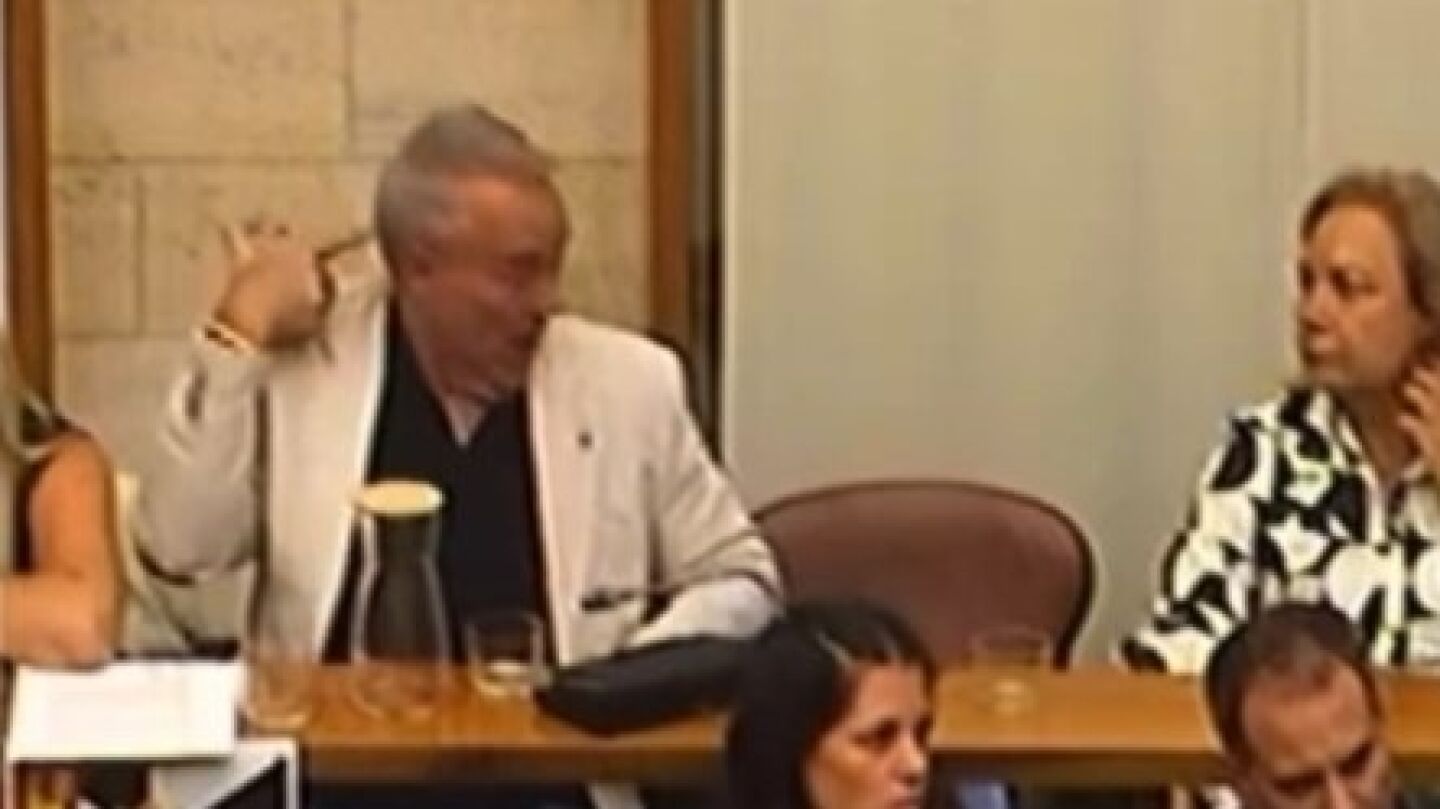 Un concejal de Vox en Sabadell simula un tiro en la nuca en el pleno