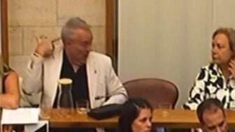 Un concejal de Vox en Sabadell simula un tiro en la nuca en el pleno
