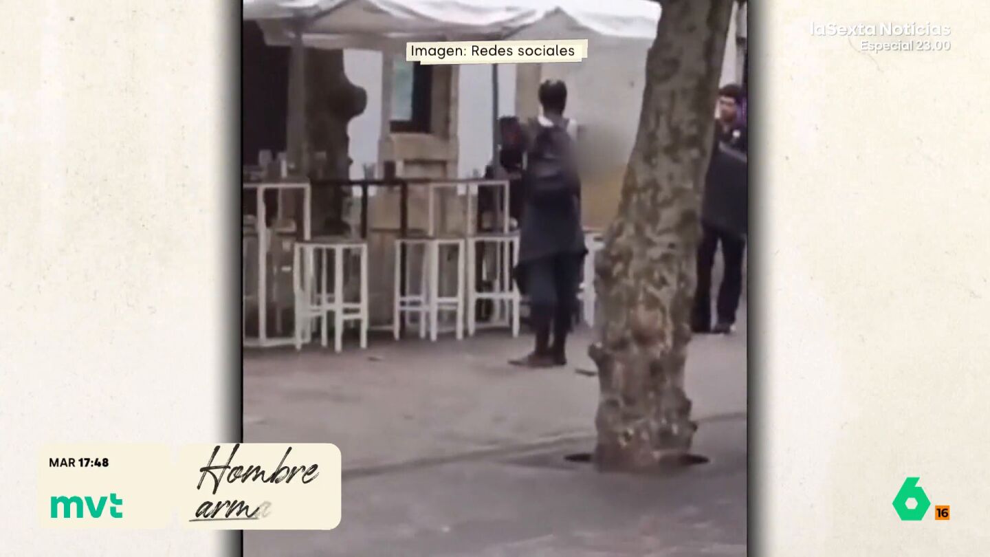 Un hombre de 46 a&ntilde;os recorr&iacute;a las calles de este municipio de Guip&uacute;zcoa portando un cuchillo. Con &eacute;l hab&iacute;a amenazado a un grupo de hosteleros y los agentes intentaban calmar la situaci&oacute;n. 