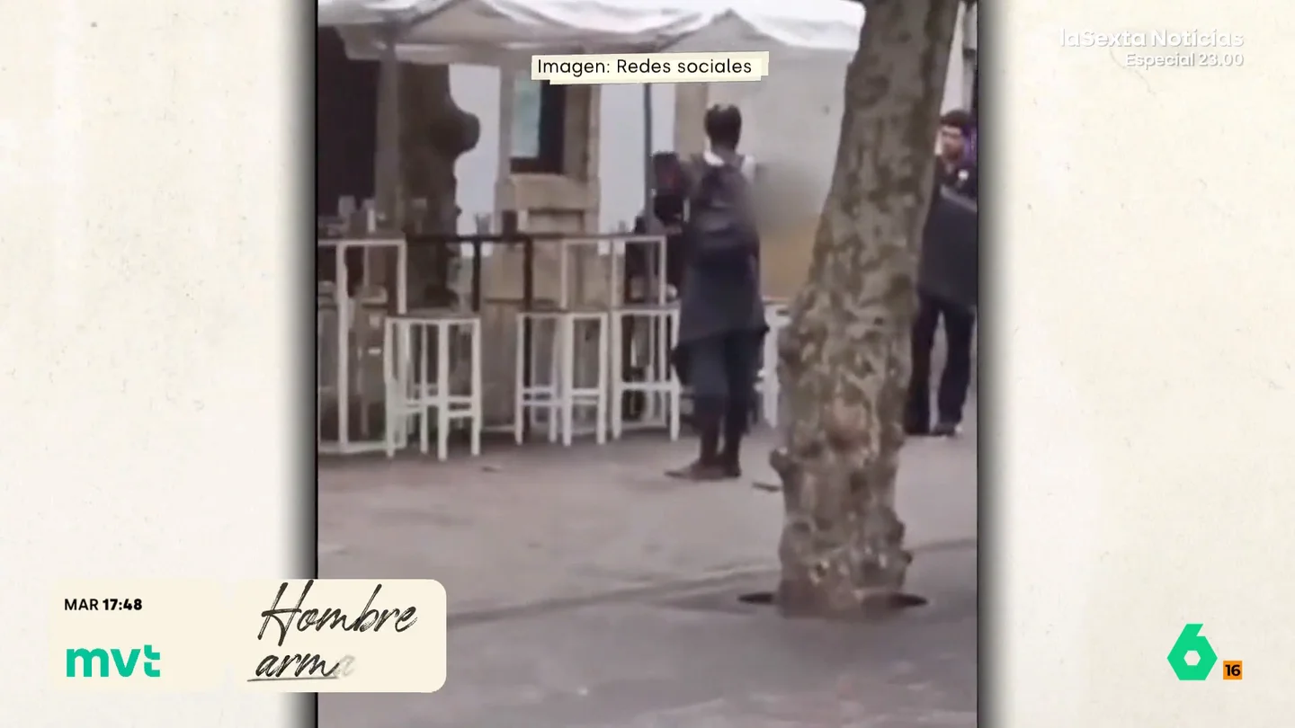 Hombre armado en Hondarribia: amenaza a una agente de la ertzaina con un cuchillo y termina siendo abatido Un hombre de 46 años recorría las calles de este municipio de Guipúzcoa portando un cuchillo. Con él había amenazado a un grupo de hosteleros y los agentes intentaban calmar la situación.