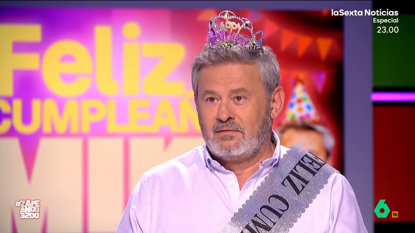 Este martes es el cumplea&ntilde;os del zapeador. Cristina Pedroche le ha puesto una banda y una tiara para celebrarlo, pero este ha decidido 'compartir' una reflexi&oacute;n con sus compa&ntilde;eros. 