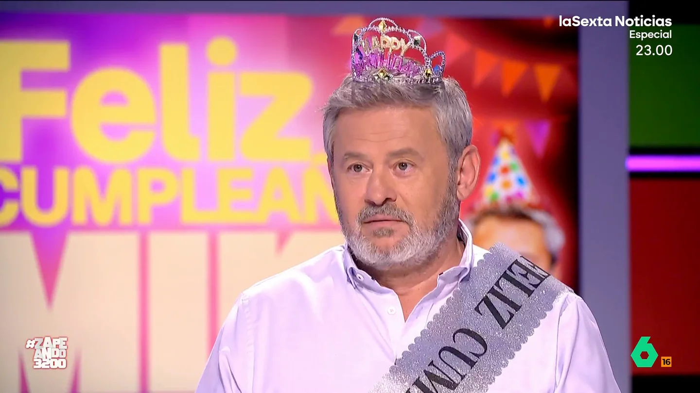 Miki Nadal se 'confiesa' en Zapeando: "Mi cumpleaños no es un día feliz..." Este martes es el cumpleaños del zapeador. Cristina Pedroche le ha puesto una banda y una tiara para celebrarlo, pero este ha decidido 'compartir' una reflexión con sus compañeros.