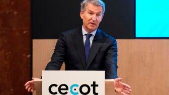 El presidente del PP, Alberto N&uacute;&ntilde;ez Feij&oacute;o, interviene en un encuentro con representantes empresariales organizado por la patronal Cecot en Terrassa (Barcelona). 