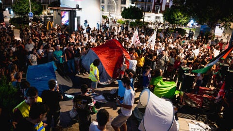 Concentraci&oacute;n y posterior acampada en la Plaza de la Encarnaci&oacute;n, en Sevilla