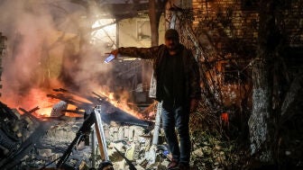 Un militar ucraniano busca a su esposa y a la madre de esta entre los restos de su vivienda particular, alcanzada por un ataque con drones rusos, el 30 de septiembre de 2026.