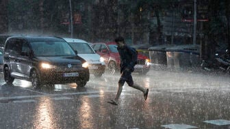 Aspecto de una calle de Barcelona este martes cuando Protecci&oacute;n Civil ha hecho un llamamiento a tener "mucha prudencia"
