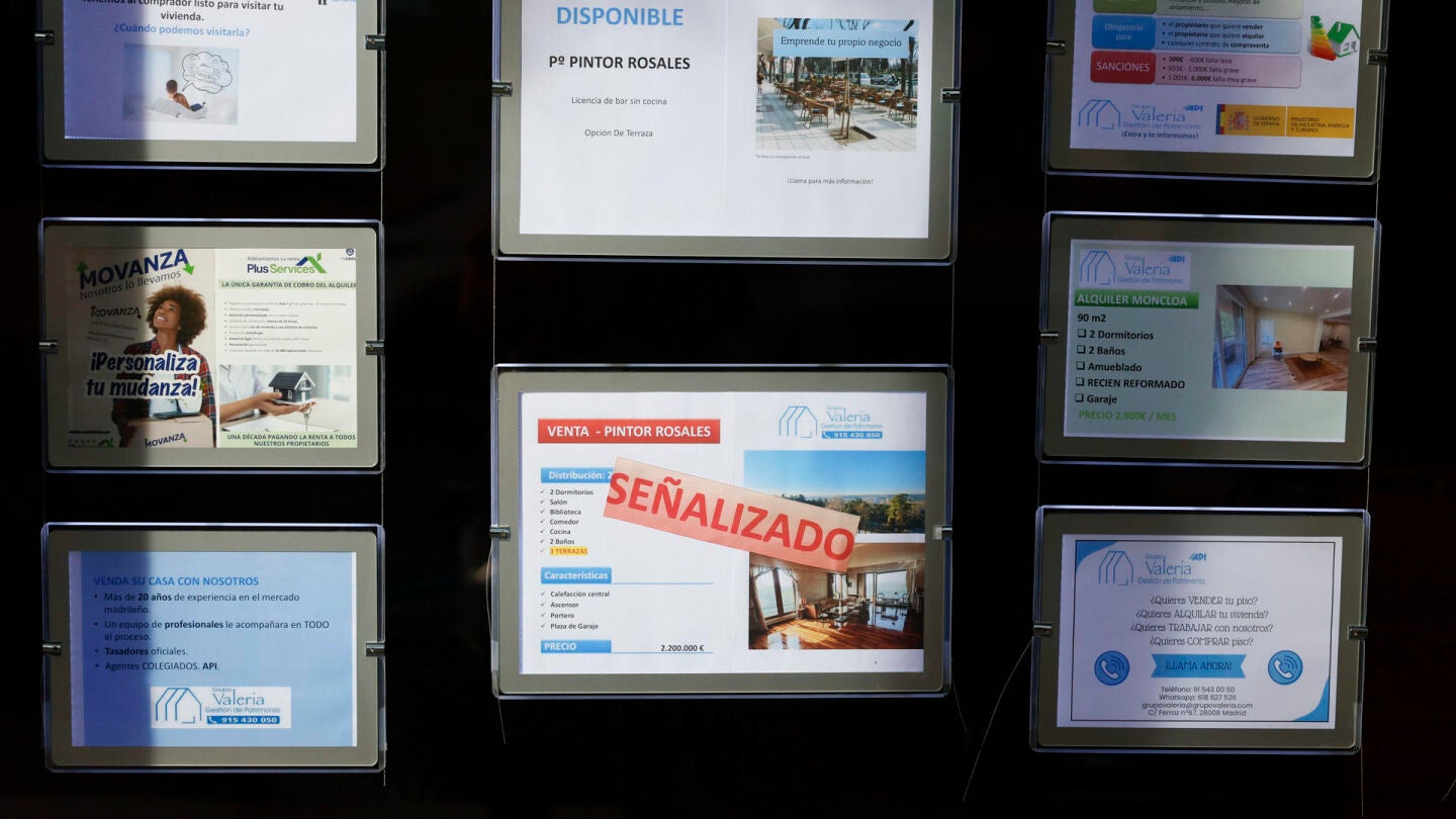 Carteles de pisos en venta en el escaparate de una inmobiliaria, en Madrid. 