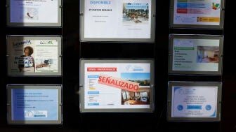 Carteles de pisos en venta en el escaparate de una inmobiliaria, en Madrid. 
