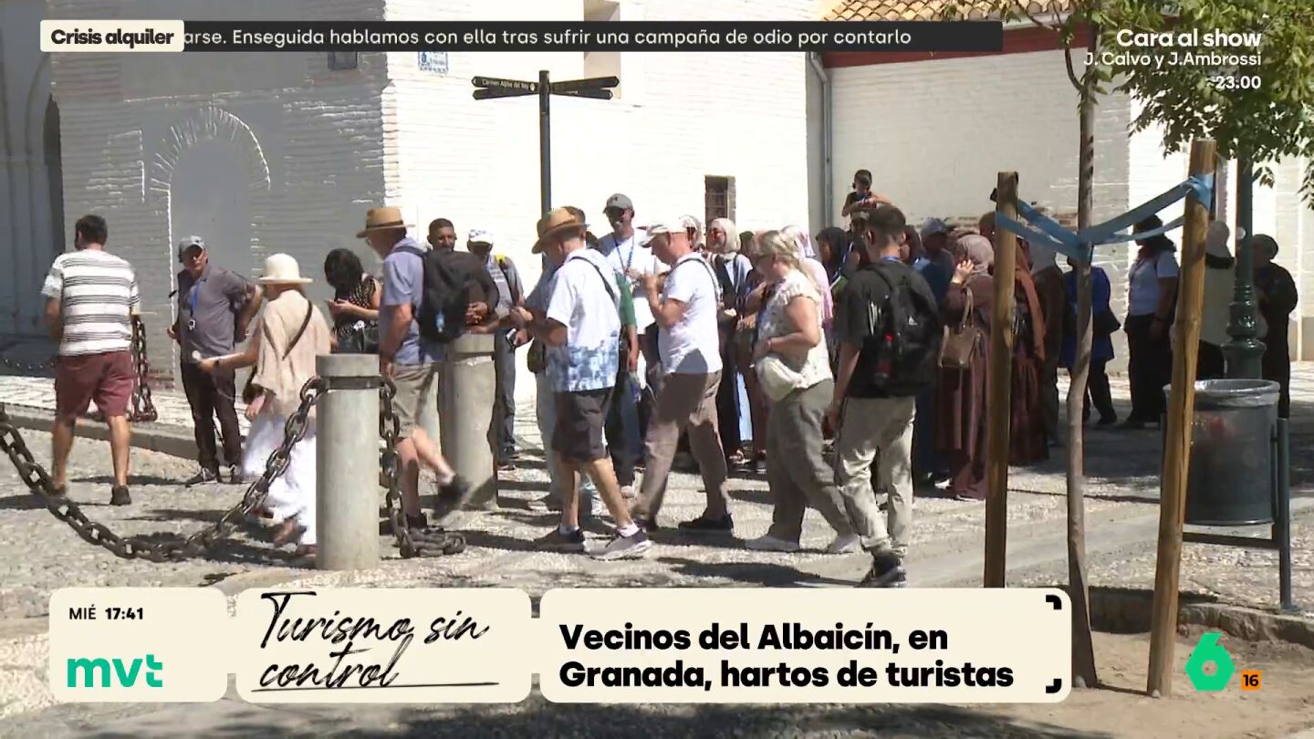 Los vecinos sufren el paso continuo de grupos de personas muy numerosos por sus calles. Adem&aacute;s, muchos turistas han convertido las fachadas de sus casas en sus cuadernos, llen&aacute;ndolas de frases y dedicatorias. 