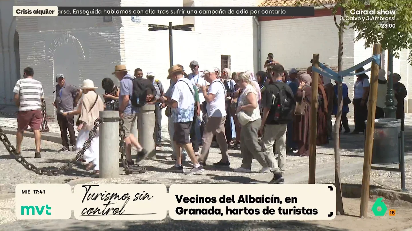 Vecinos en pie de guerra por el turismo en el Albaicín (Granada): "No es un barrio para vivir, es un escenario a explotar" Los vecinos sufren el paso continuo de grupos de personas muy numerosos por sus calles. Además, muchos turistas han convertido las fachadas de sus casas en sus cuadernos, llenándolas de frases y dedicatorias.