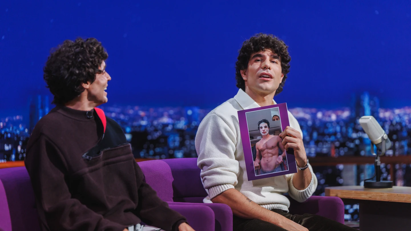 Javier Ambrossi, al ver los nuevos abdominales de Javier Calvo: "Es divorciarnos y se pone así, quiero que alguien me pida disculpas" Javier Ambrossi, al ver los nuevos abdominales de Javier Calvo: "Es divorciarnos y se pone así, quiero que alguien me pida disculpas"