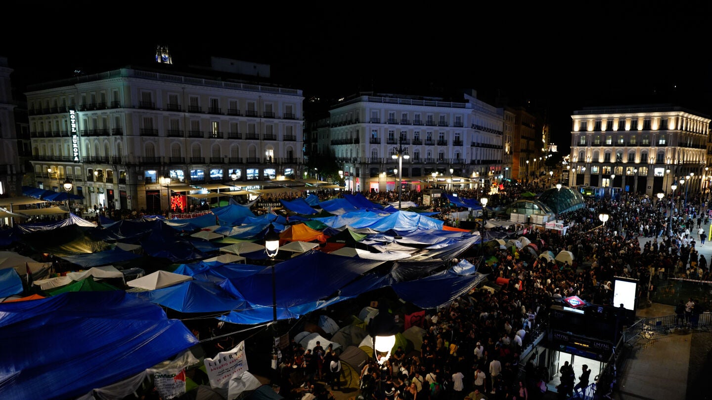Varios miles de personas se disponen a pasar su cuarta noche acampadas en la c&eacute;ntrica Puerta del Sol de Madrid para reivindicar soluciones a la crisis de la vivienda