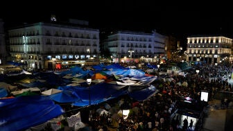 Varios miles de personas se disponen a pasar su cuarta noche acampadas en la c&eacute;ntrica Puerta del Sol de Madrid para reivindicar soluciones a la crisis de la vivienda