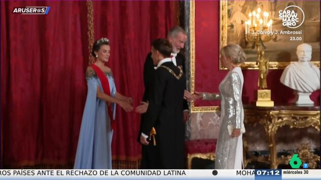El estilismo de la reina Letizia a lo "Cenicienta o Frozen": "El vestido est&aacute; valorado en 4.875 euros"