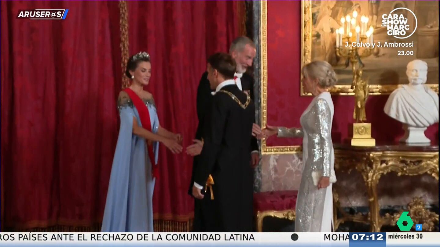 El estilismo de la reina Letizia a lo "Cenicienta o Frozen": "El vestido est&aacute; valorado en 4.875 euros"