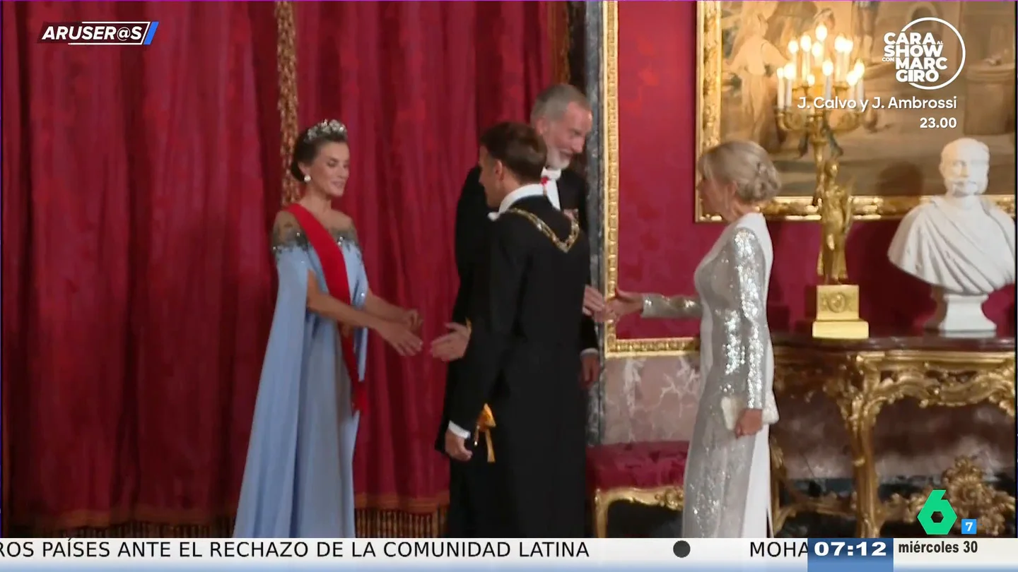 El estilismo de la reina Letizia a lo "Cenicienta o Frozen": "El vestido está valorado en 4.875 euros" El estilismo de la reina Letizia a lo "Cenicienta o Frozen": "El vestido está valorado en 4.875 euros"