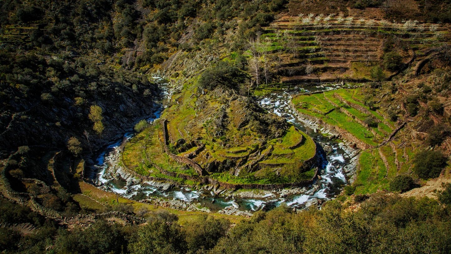 Meandro en El Gasco un pequeño pueblo de la comarca de Las Hurdes en Extremadura Meandro en El Gasco un pequeño pueblo de la comarca de Las Hurdes en Extremadura