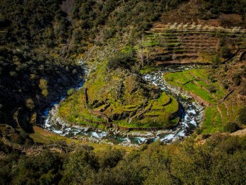 Meandro en El Gasco un peque&ntilde;o pueblo de la comarca de Las Hurdes en Extremadura