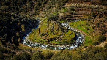 Meandro en El Gasco un peque&ntilde;o pueblo de la comarca de Las Hurdes en Extremadura