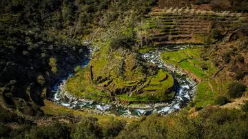 Meandro en El Gasco un pequeño pueblo de la comarca de Las Hurdes en Extremadura Meandro en El Gasco un pequeño pueblo de la comarca de Las Hurdes en Extremadura