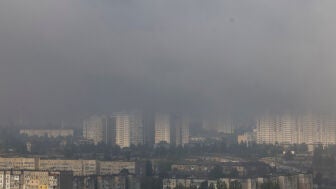 Una imagen de la capital ucraniana, Kyiv, cubierta del humo provocado por los ataques con drones rusos el 30 de septiembre de 2026