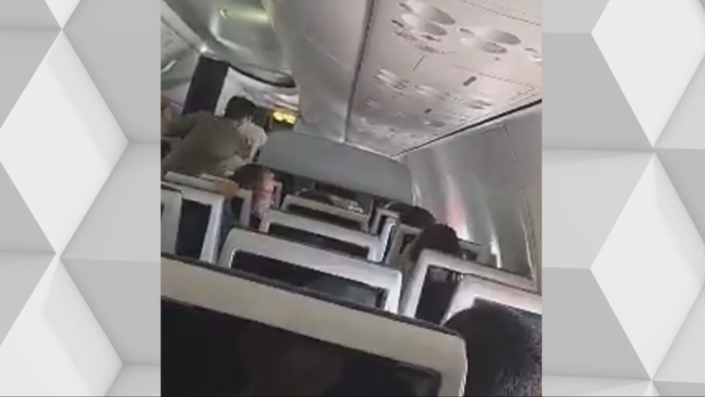 Caos durante el incidente en el avión de FlyDubai destino Tel Aviv. Caos durante el incidente en el avión de FlyDubai destino Tel Aviv.