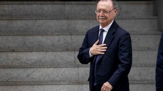 El presidente de Ceuta, Juan Jes&uacute;s Vivas, saluda este mi&eacute;rcoles a su llegada a la Audiencia Nacional en Madrid, donde declara como testigo ante la jueza Mar&iacute;a Tard&oacute;n