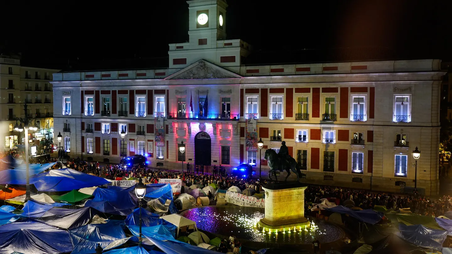 Las acampadas a favor del derecho a la vivienda iniciadas el pasado sábado en la Puerta del Sol de Madrid han continuado este miércoles. Las acampadas a favor del derecho a la vivienda iniciadas el pasado sábado en la Puerta del Sol de Madrid han continuado este miércoles.