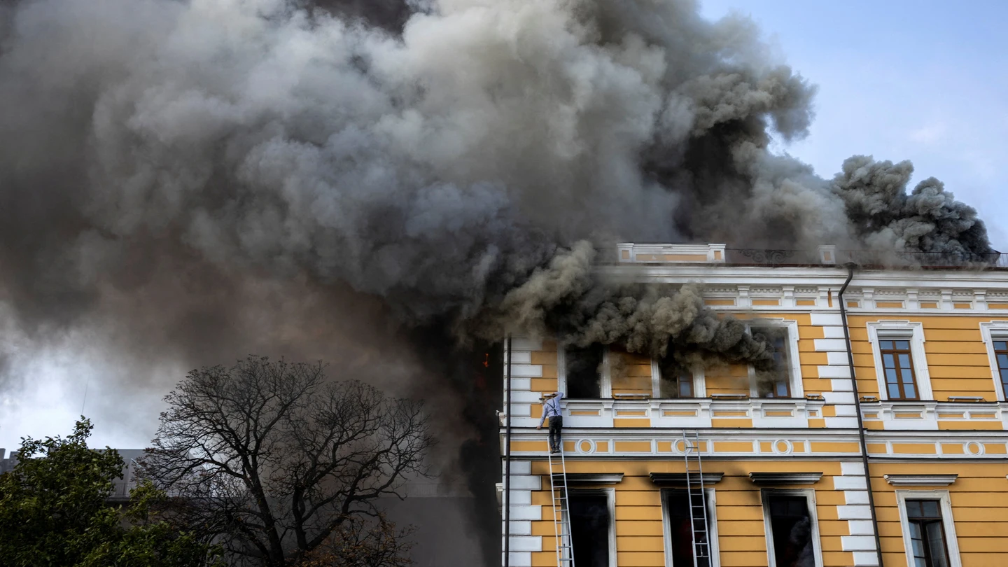 Incendio en la Academia Nacional de Ciencia de Kyiv, atacado por Rusia el 28 de septiembre de 2026 Incendio en la Academia Nacional de Ciencia de Kyiv, atacado por Rusia el 28 de septiembre de 2026