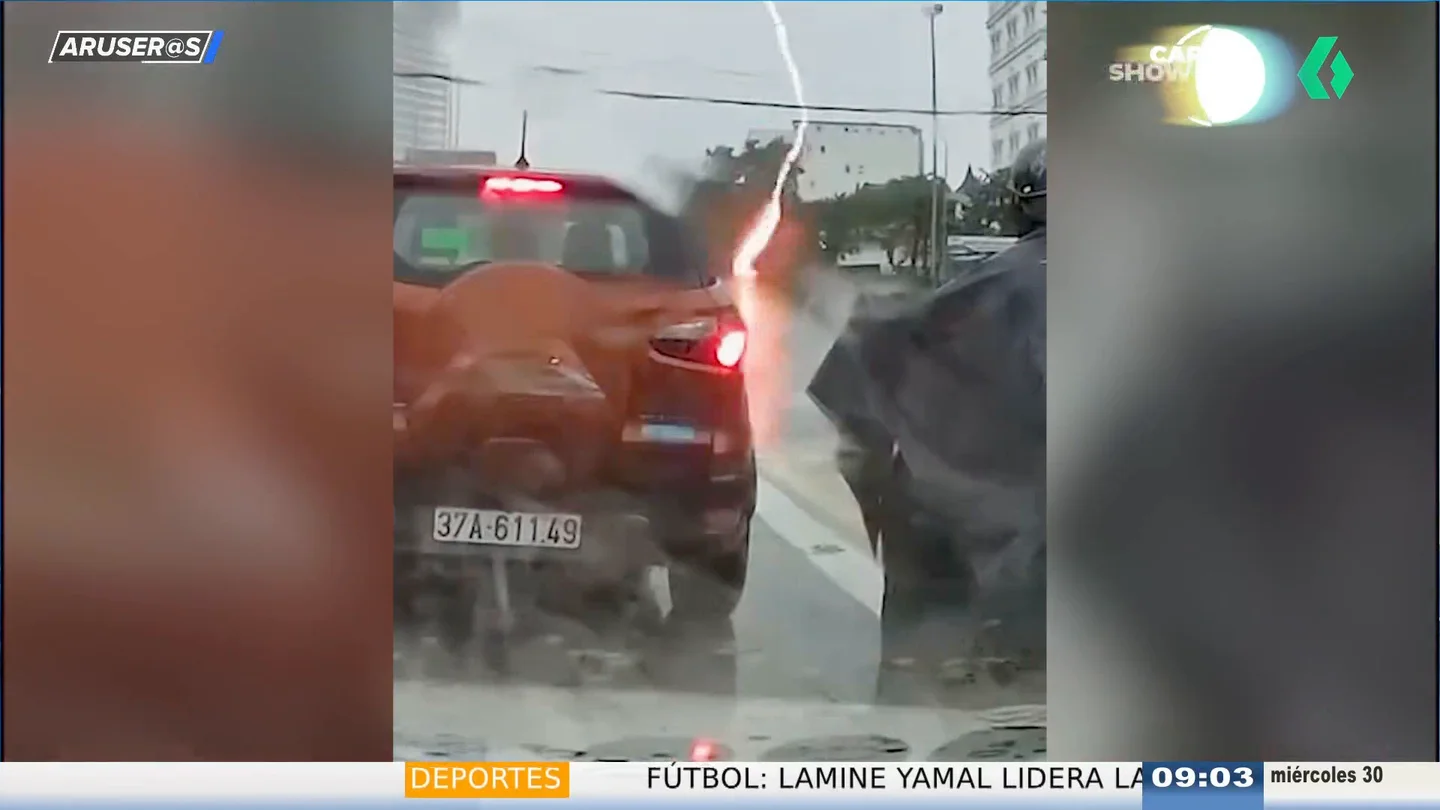 El impactante momento en que un rayo alcanza a una motorista de 47 años en Vietnam El impactante momento en que un rayo alcanza a una motorista de 47 años en Vietnam
