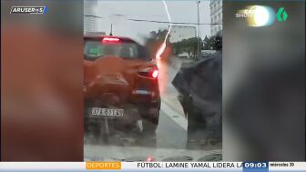 El impactante momento en que un rayo alcanza a una motorista de 47 a&ntilde;os en Vietnam