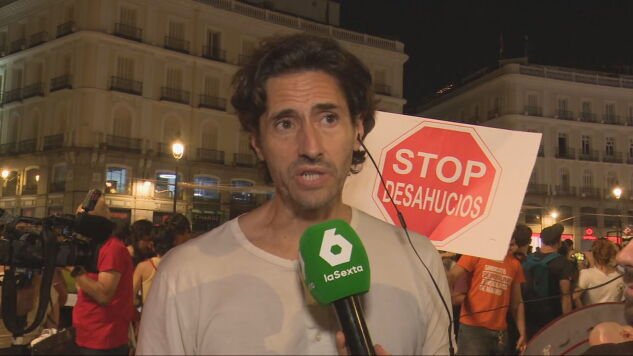 El director Juan Diego Botto en la acampada por la vivienda de la Puerta del Sol.