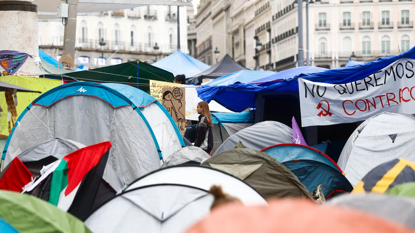 Vista de la Puerta del Sol en Madrid donde miles personas continúan acampadas Vista de la Puerta del Sol en Madrid donde miles personas continúan acampadas