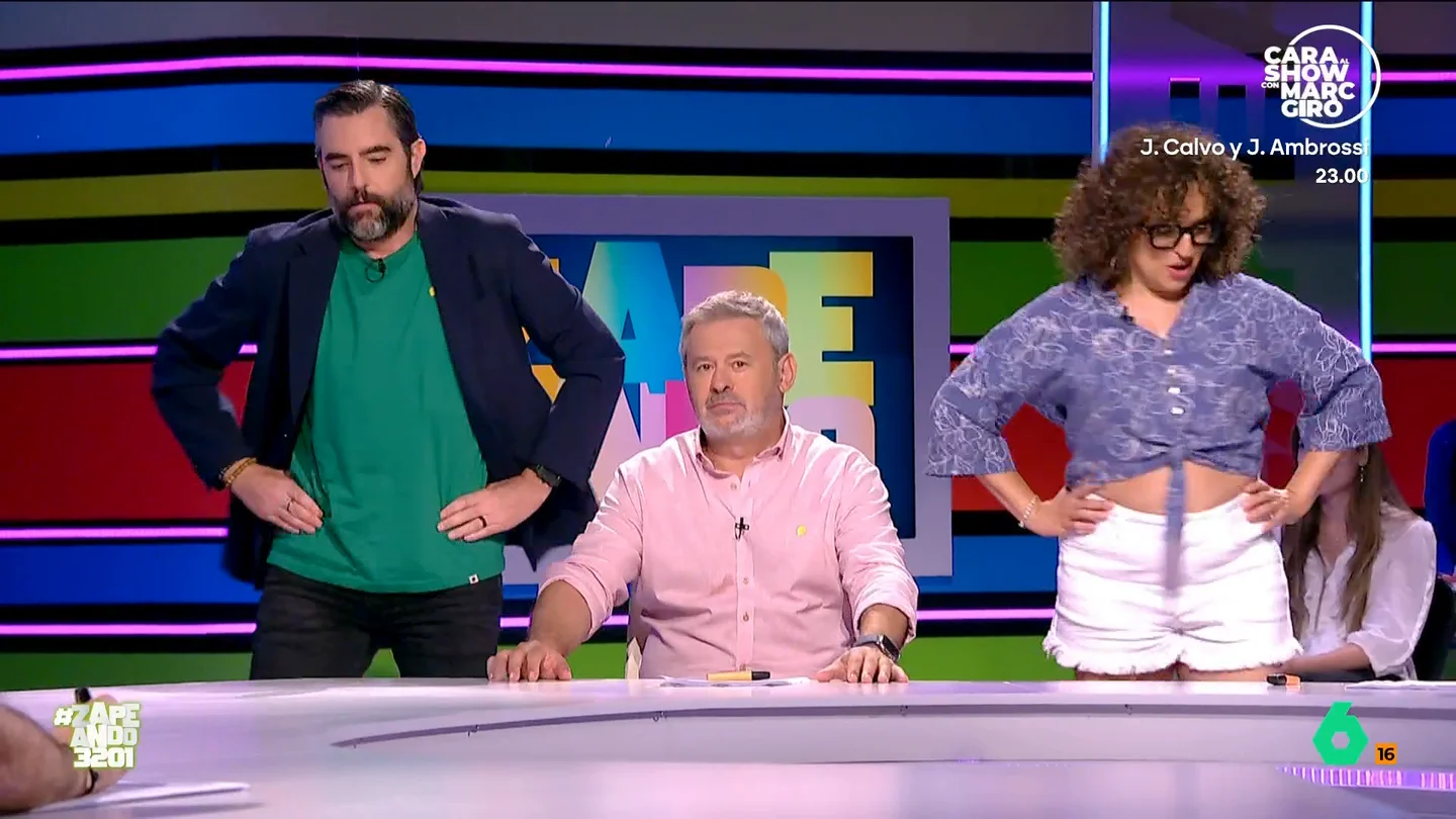 Miki Nadal se niega a cantar una jota aragonesa: "¿Me pueden borrar con la IA?" Dani Mateo ha pedido al zapeadora que se anime a cantar una jota aragonesa, pero Nadal se ha negado señalando que él solo sabe imitar a los cabezudos.