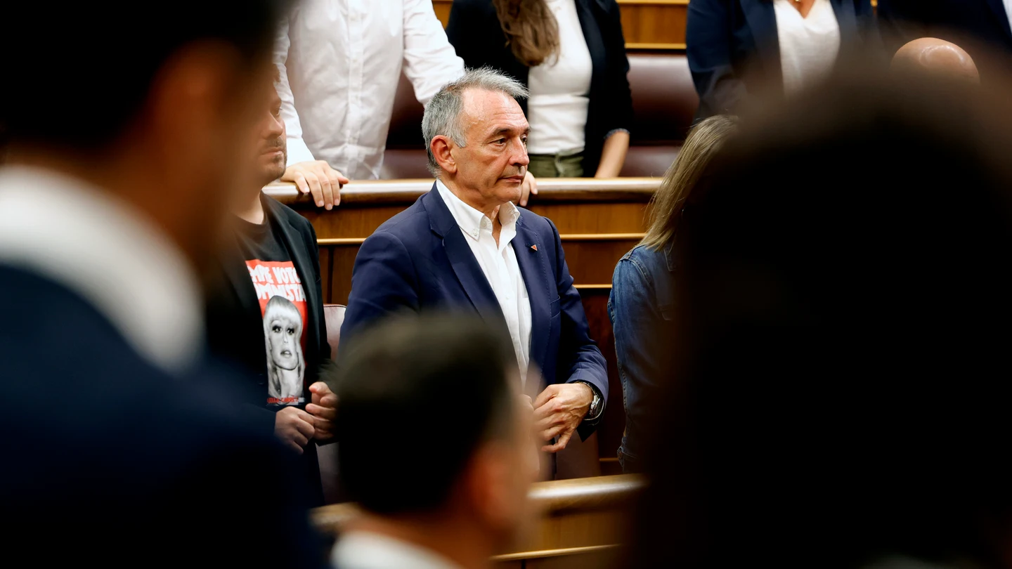 El diputado de Sumar Enrique Santiago asiste a la sesión plenaria celebrada este martes en el Congreso de los Diputados, en Madrid. El diputado de Sumar Enrique Santiago asiste a la sesión plenaria celebrada este martes en el Congreso de los Diputados, en Madrid.