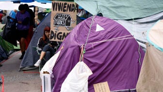 Vista de la Puerta del Sol en Madrid donde miles personas contin&uacute;an acampadas en protesta por la situaci&oacute;n de la vivienda.