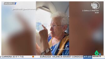 "Ahora nos damos la torta": la tierna reacci&oacute;n de una abuela al viajar por primera vez en avi&oacute;n