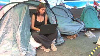 "No somos unos vagos": los acampados en Sol estudian o trabajan pese a los mantras de la ultraderecha