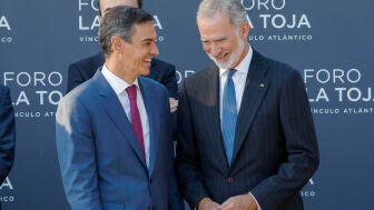  El rey Felipe VI junto al presidente del Gobierno, Pedro S&aacute;nchez, este jueves en O Grove (Pontevedra) durante la inauguraci&oacute;n de la VIII edici&oacute;n del Foro La Toja.